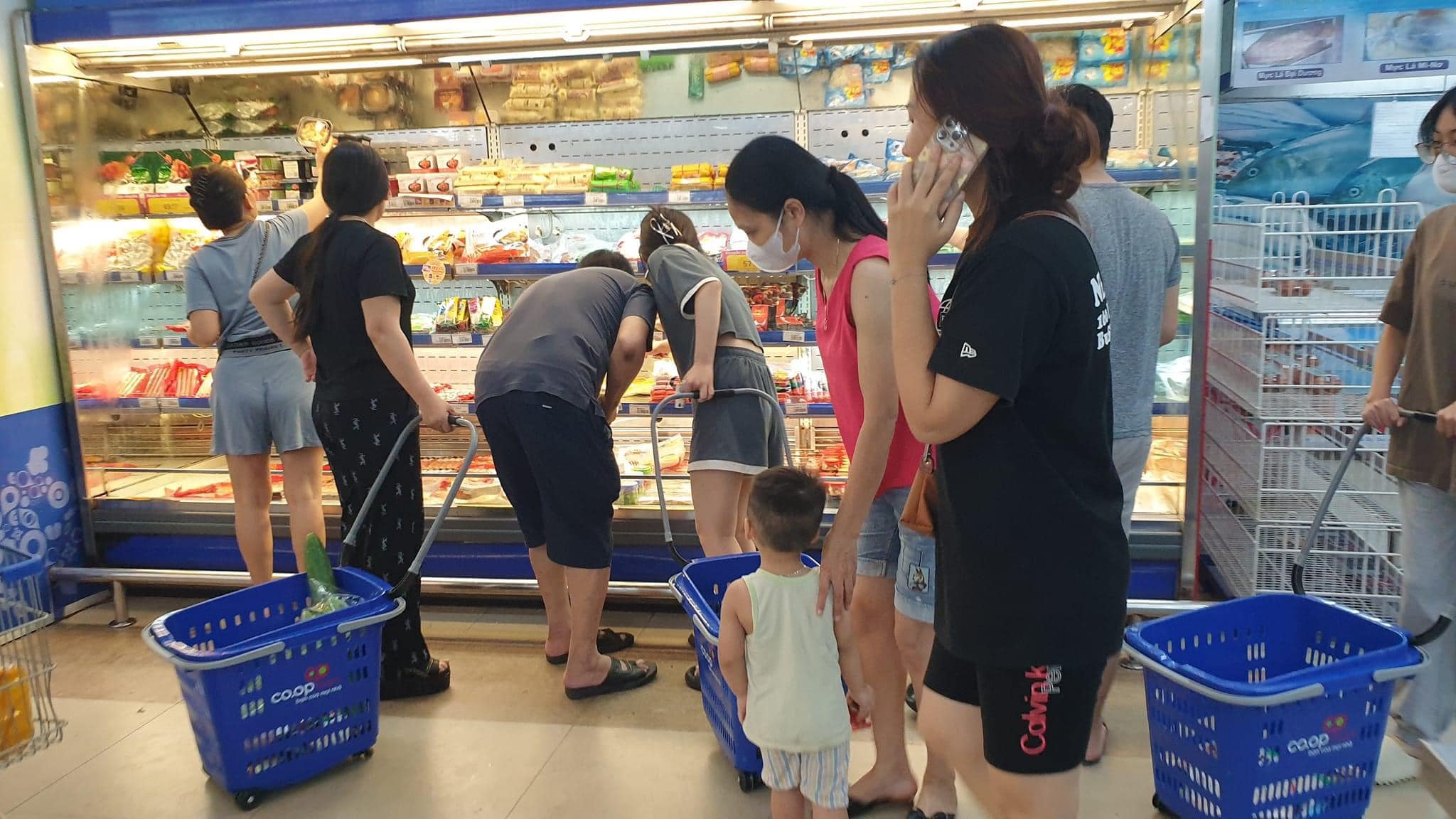 Tại các siêu thi Hà Nội, lượng rau quả, thịt cá... dồi dào bảo đảm nhu cầu người dân.