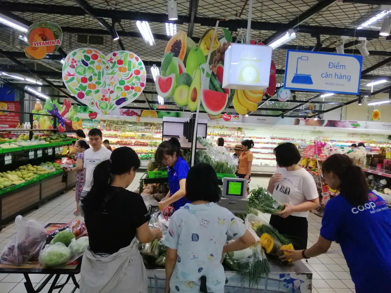 Co.opmart miền Bắc mở cửa phục vụ khách hàng bình thường, giữ giá bình ổn, hỗ trợ sạc điện thoại và nước uống miễn phí.