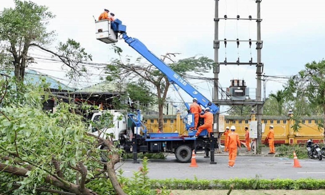 Sửa chữa lưới điện sau bão Yagi.