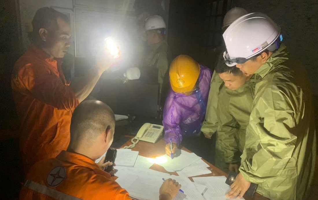 L&ecirc;n kế hoạch cung cấp điện trở lại cho c&aacute;c kh&aacute;ch h&agrave;ng bị ảnh hưởng do b&atilde;o Yagi.