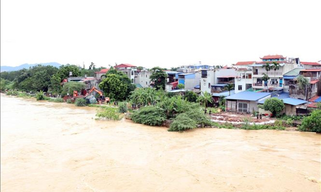 Mực nước sông Cầu tiếp tục dâng cao, tràn vào các khu dân cư ven sông thuộc thành phố Thái Nguyên. Ảnh: TTXVN.
