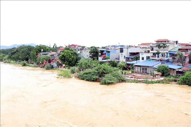 Mực nước sông Cầu tiếp tục dâng cao, tràn vào các khu dân cư ven sông thuộc thành phố Thái Nguyên. Ảnh: TTXVN.