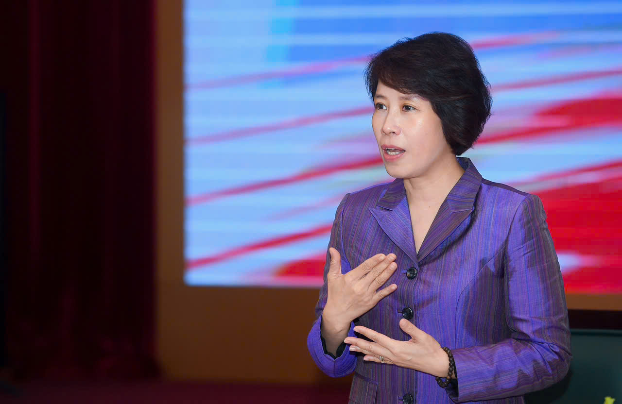 Thứ trưởng Bộ Kế hoạch v&agrave; Đầu tư Nguyễn Thị B&iacute;ch Ngọc chia sẻ tại họp b&aacute;o.