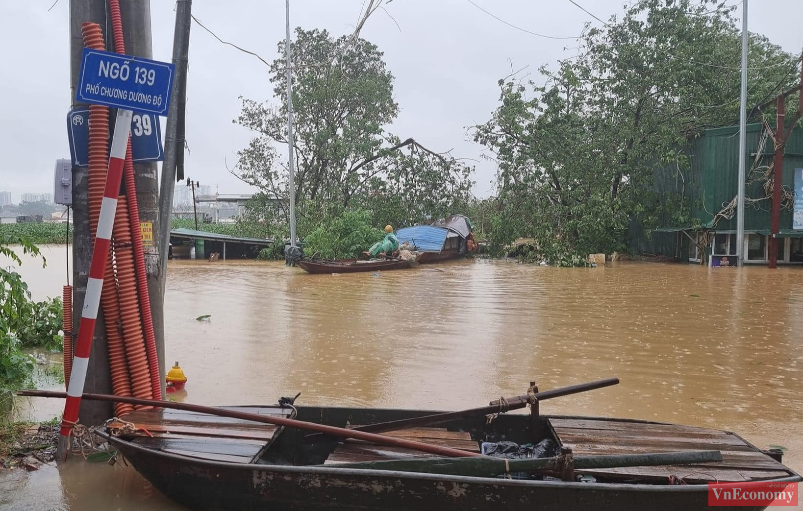 Nước sông dâng cao đã gây ảnh hưởng tới một số vùng trũng thấp ven bờ tại quận Hoàn Kiếm và Tây Hồ, như các phố Chương Dương Độ, Tứ Liên, Âu Cơ...