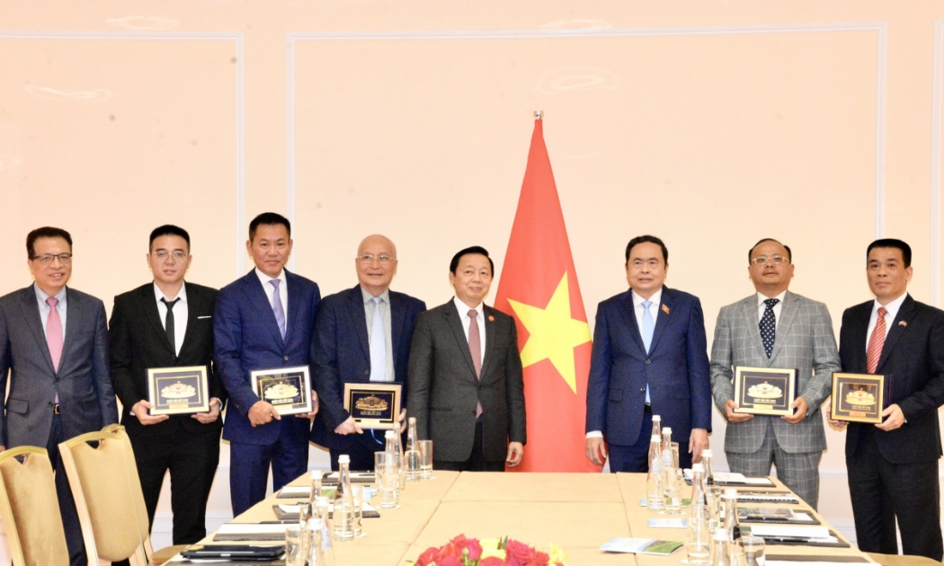 Chủ tịch Quốc hội Trần Thanh Mẫn, Phó Thủ tướng Chính phủ Trần Hồng Hà và đại diện Hội doanh nghiệp Việt Nam tại Nga - Ảnh: Quochoi.vn