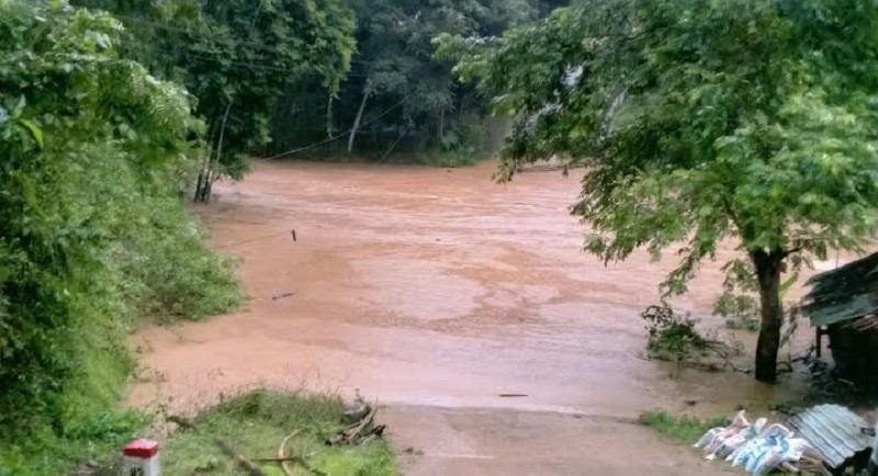 Tr&agrave;n suối Đang đoạn bản L&oacute;t đi x&atilde; L&acirc;m Ph&uacute; nước d&acirc;ng cao. Ảnh Phong Sắc