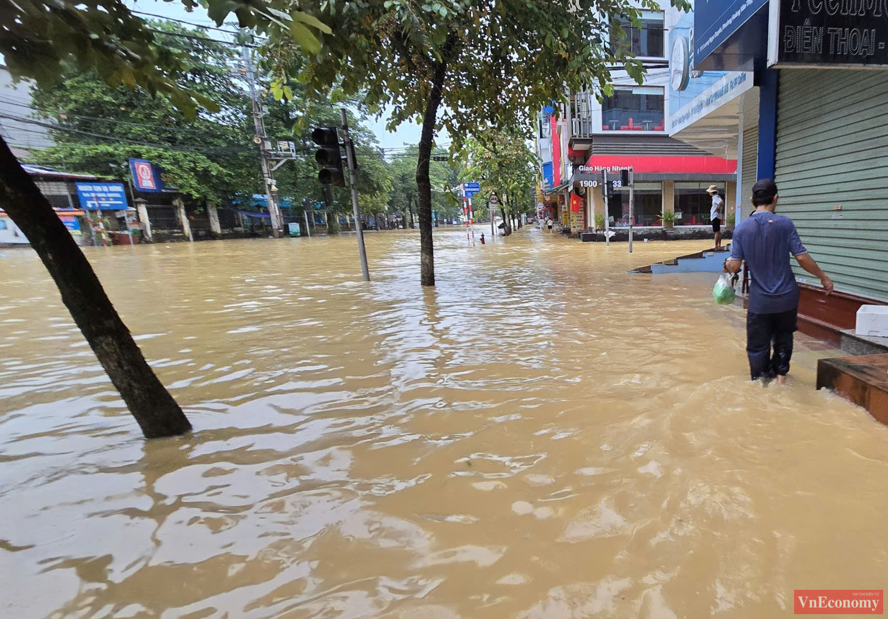 Đến sáng sớm nay, nhiều tuyến phố tại thành phố Thái Nguyên nước vẫn ngập sâu và chảy siết. Trong đêm qua, 3 xe tải chở theo 9 chiếc thuyền đã xuất phát từ chùa Hương (Mỹ Đức, Hà Nội) đi Thái Nguyên. Đồng thời, rất nhiều hội nhóm đã tìm mua đèn pin, áo phao, thực phẩm dự trữ... và mang tới Thái Nguyên trong đêm 9/9 và rạng sáng 10/9. 