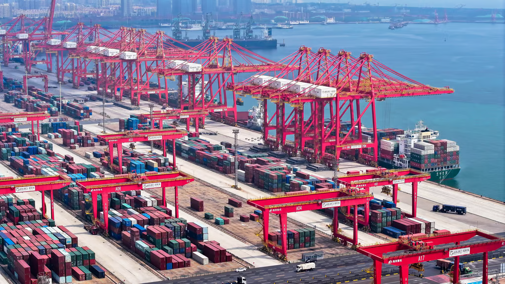 Các container xếp chồng lên nhau tại cảng Nhật Chiếu, tỉnh Sơn Đông, miền đông Trung Quốc - Ảnh: Xinhua