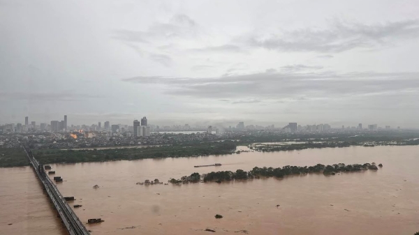 Nước  lũ sông Hồng lên cao, cảnh báo ngập lụt một số khu vực tại Hà Nội
