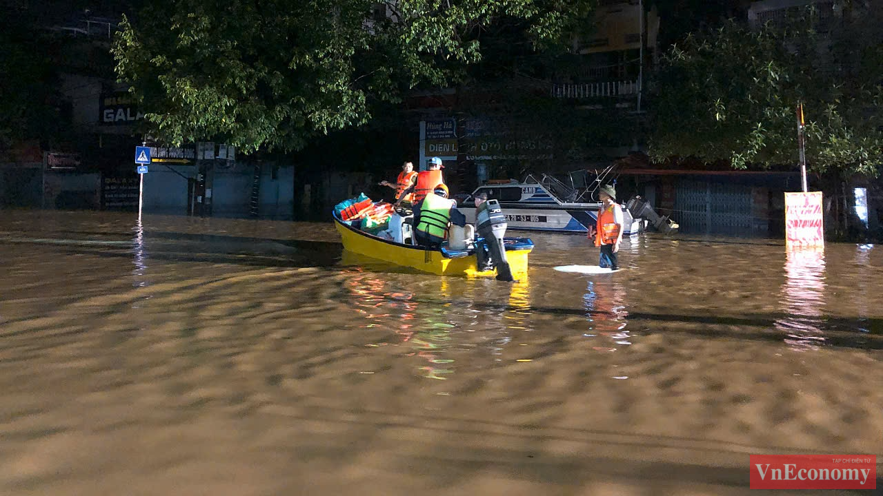 Càng về đêm, nước sông Cầu càng dâng cao, gây khó khăn cho lực lượng chức năng trong việc cứu trợ. 