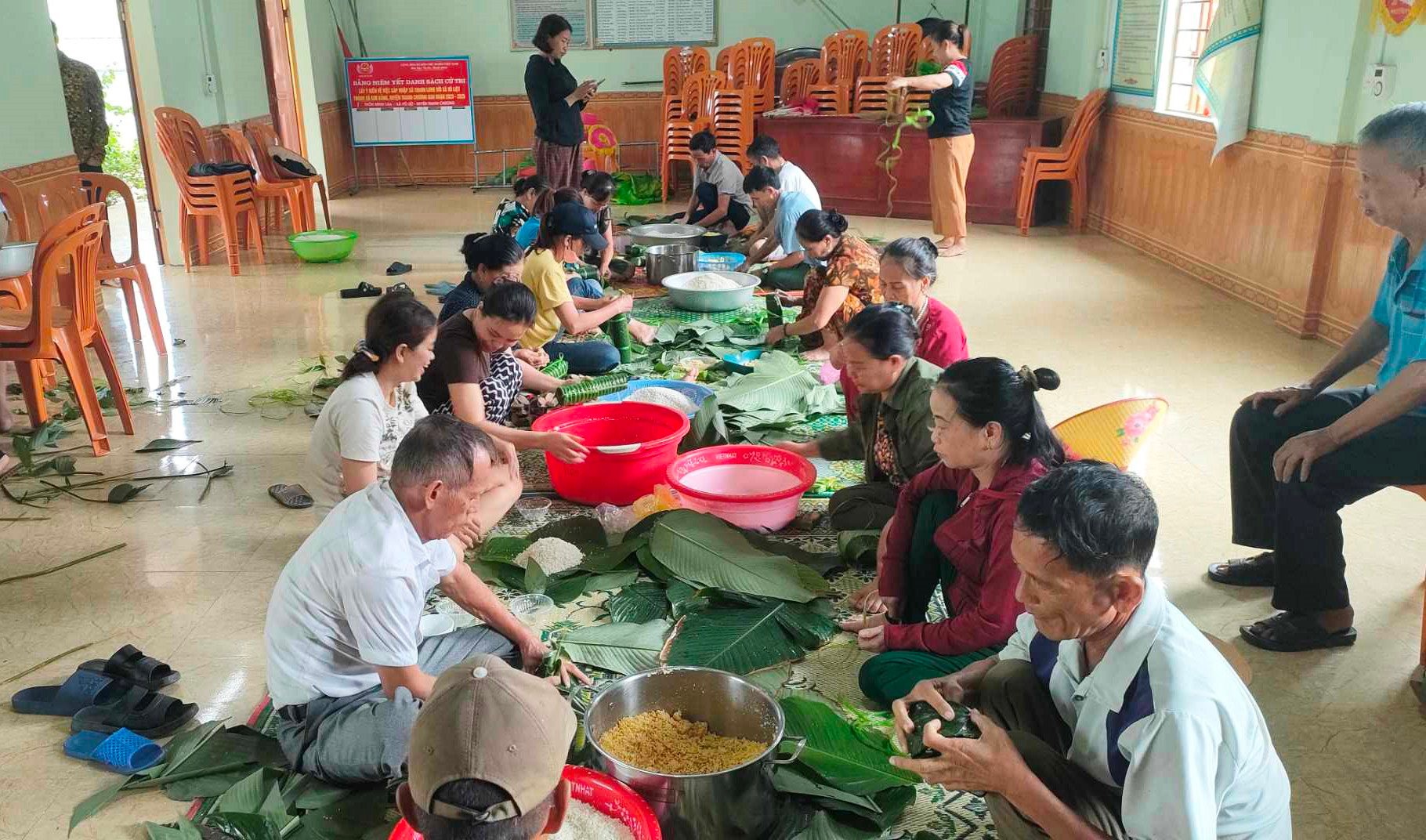 Bà con xóm Minh Tân, xã Võ Liệt, đang chung tay gói bánh chưng. Ảnh: An Nam
