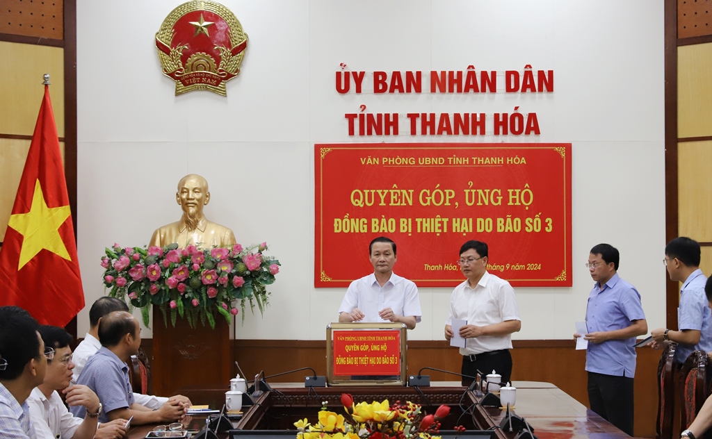 Chủ tịch UBND tỉnh Thanh Hóa Đỗ Minh Tuấn cùng các cán bộ, người lao động cơ quan Văn phòng UBND tỉnh Thanh Hóa thực hiện ủng hộ