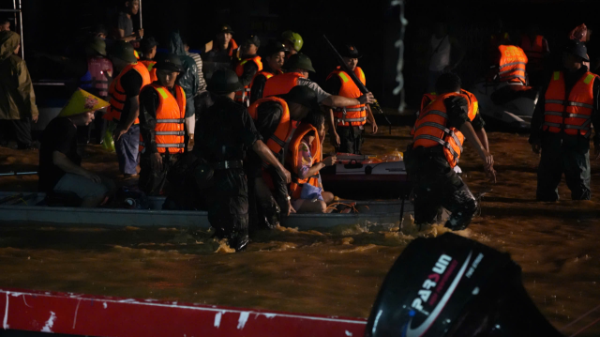 [Phóng sự ảnh] Trắng đêm cứu hộ tại Thái Nguyên trong trận lũ lịch sử