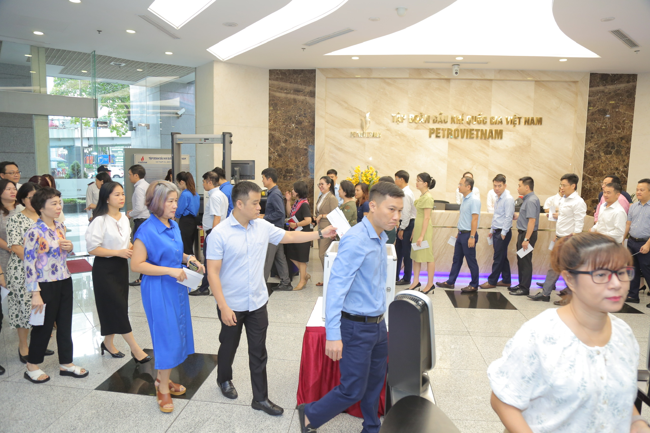 Các đồng chí lãnh đạo và cán bộ, công nhân viên Cơ quan Tập đoàn Dầu khí Việt Nam tham gia quyên góp, ủng hộ.