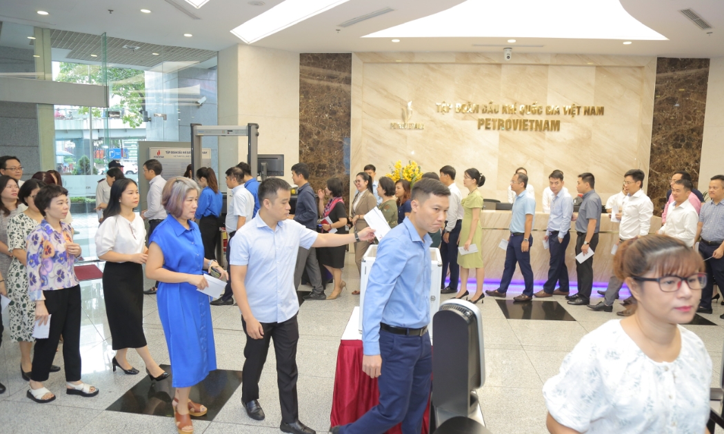 Các đồng chí lãnh đạo và cán bộ, công nhân viên Cơ quan Tập đoàn Dầu khí Việt Nam tham gia quyên góp, ủng hộ.