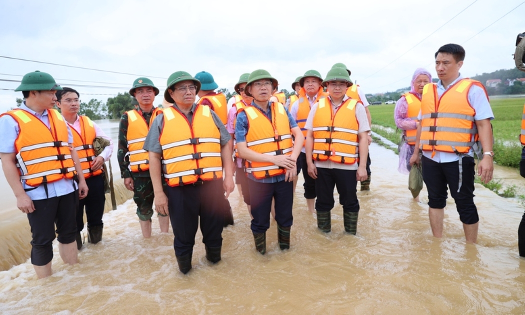 Thủ tướng Phạm Minh Chính thị sát tình hình nước lũ sông Cầu đang tràn bờ khu vực cầu Đá, thôn Hạ Lát, gây ngập lụt cánh đồng xã Tiên Sơn. Ảnh: VGP