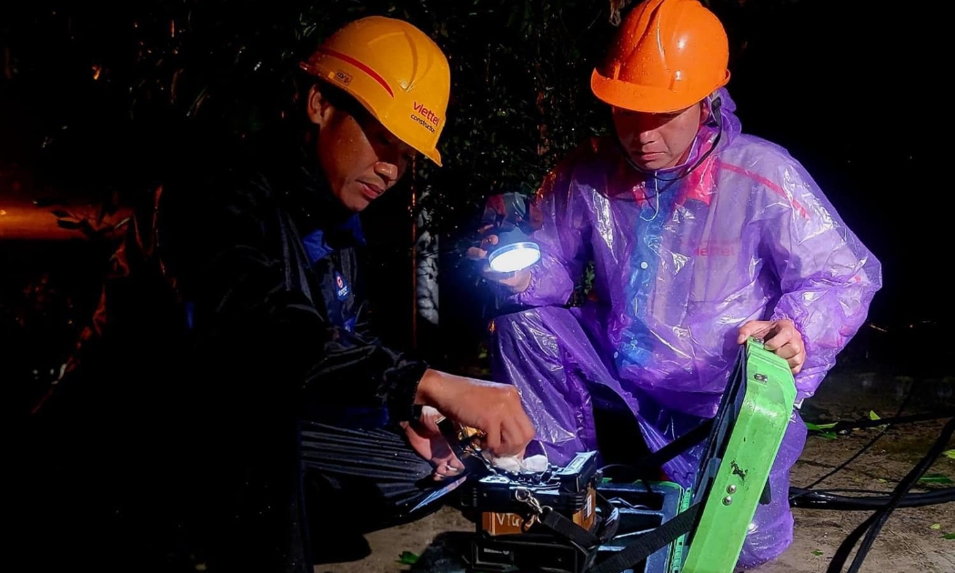 Các đội kỹ thuật Viettel hàn cáp quang ngay trong đêm 7/9.