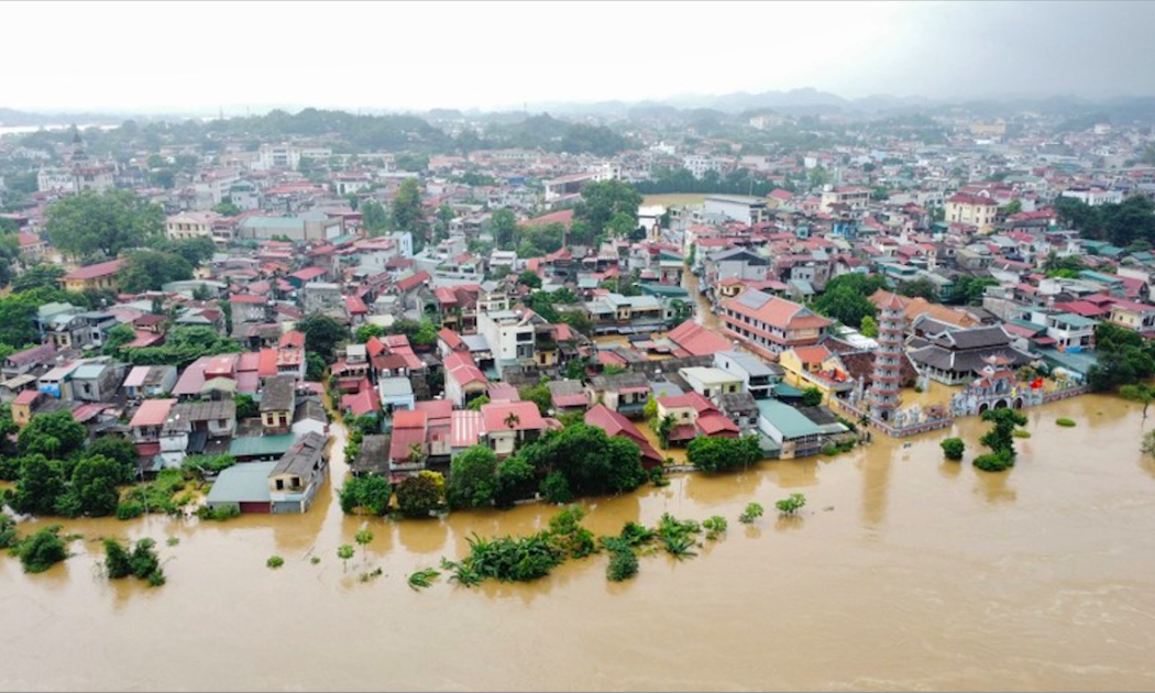 Nhiều khu vực trong thành phố Yên Bái ngập trong biển nước.