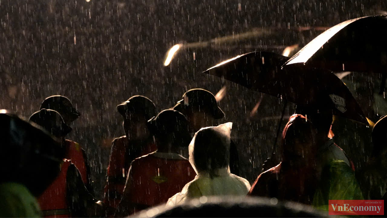 Một nh&oacute;m cứu hộ cho biết đ&atilde; nhận h&agrave;ng ngh&igrave;n cuộc gọi, c&ugrave;ng với đội của m&igrave;nh đưa h&agrave;ng trăm người d&acirc;n ở khu vực T&uacute;c Duy&ecirc;n, Bến O&aacute;nh, đa phần l&agrave; người gi&agrave;, trẻ nhỏ khỏi khu vực ngập lụt, đồng thời tiếp tế nhu yếu phẩm cho người d&acirc;n.