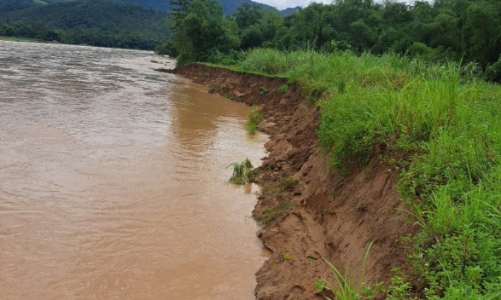 Thanh Hóa mưa dầm khiến núi nứt, sông lở 