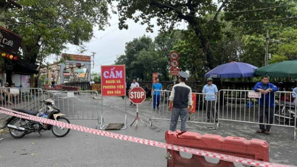 Báo động lũ trên sông Hồng, cấm tuyệt đối người và phương tiện qua cầu Long Biên