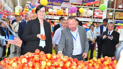 Vietnam and the US are considering opening markets to many new fruits