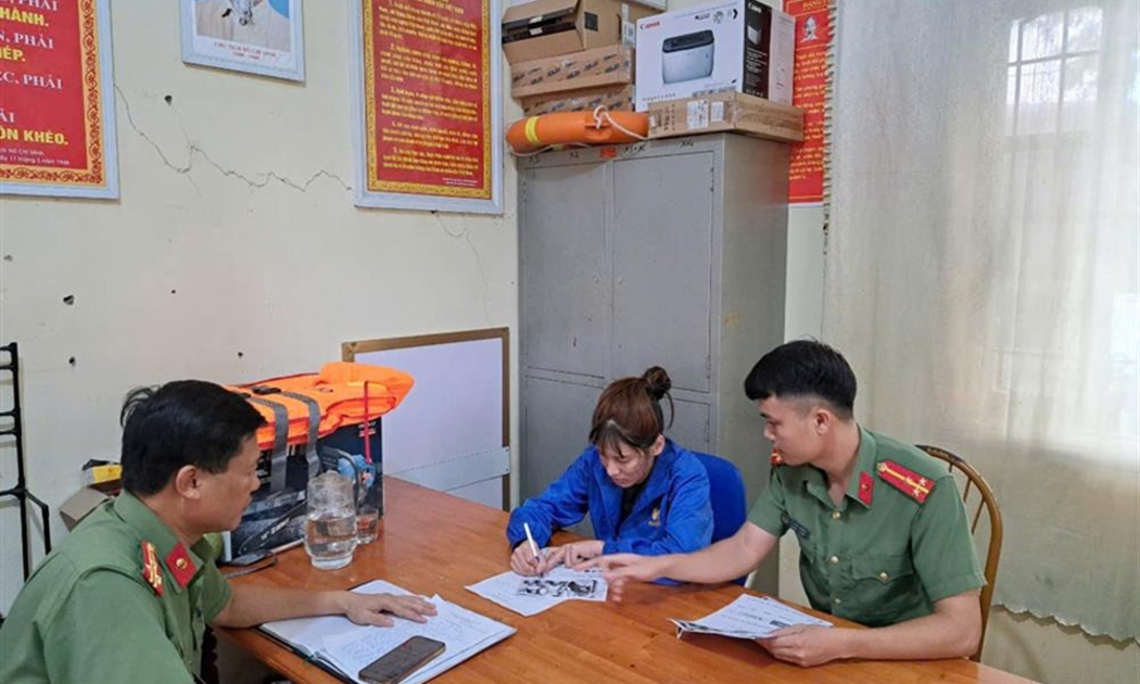 Lực lượng chức năng làm việc với đối tượng. Ảnh: Cổng thông tin điện tử Bộ Công an.