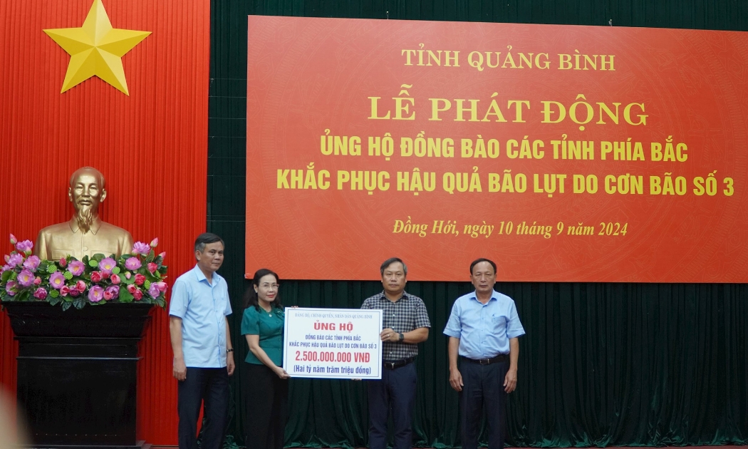 Tỉnh Quảng Bình ủng hộ các tỉnh phía Bắc khắc phục hậu quả thiên tai số tiền 2,5 tỷ đồng. Ảnh X.T
