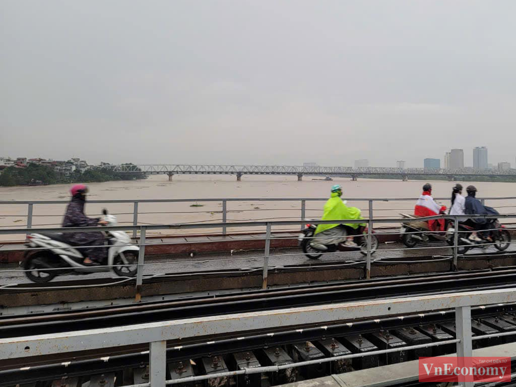 Bắt đầu từ 8h30&rsquo; ng&agrave;y 10/9, theo hướng từ Ho&agrave;n Kiếm đi Long Bi&ecirc;n v&agrave; ngược lại, Sở Giao th&ocirc;ng Vận tải H&agrave; Nội cũng đ&atilde; th&ocirc;ng b&aacute;o cấm c&aacute;c phương tiện xe kh&aacute;ch, xe hợp đồng, xe du lịch tr&ecirc;n 9 chỗ; cấm xe tải c&oacute; tải trọng tr&ecirc;n 0,5 tấn l&ecirc;n cầu Chương Dương...