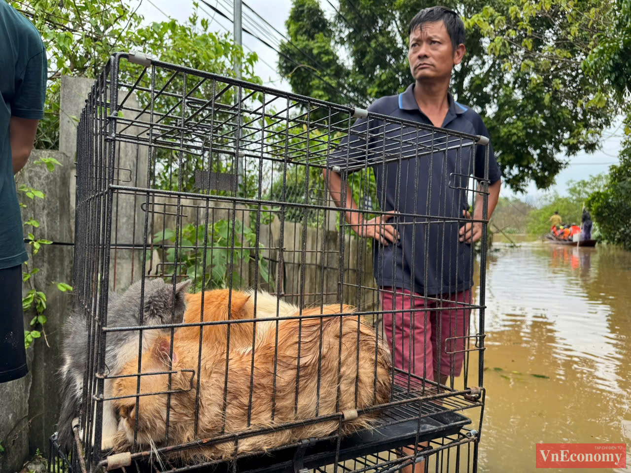 Những cư dân sống dọc bờ sông giờ dõi theo dòng nước dâng lên với sự lo âu, khi mưa lớn vẫn tiếp diễn và sông Hồng vẫn cuồn cuộn không ngừng.