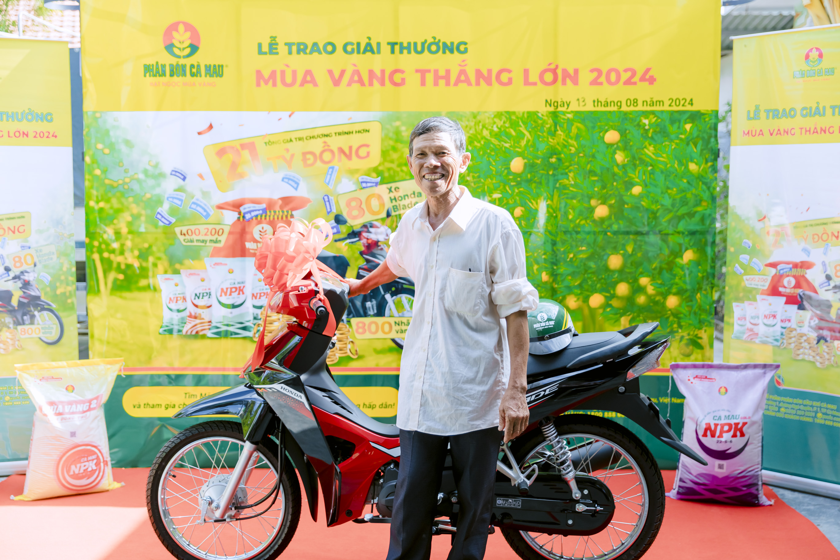 Ông Nguyễn Thứa rạng rỡ khi lần đầu trúng giải thưởng giá trị.