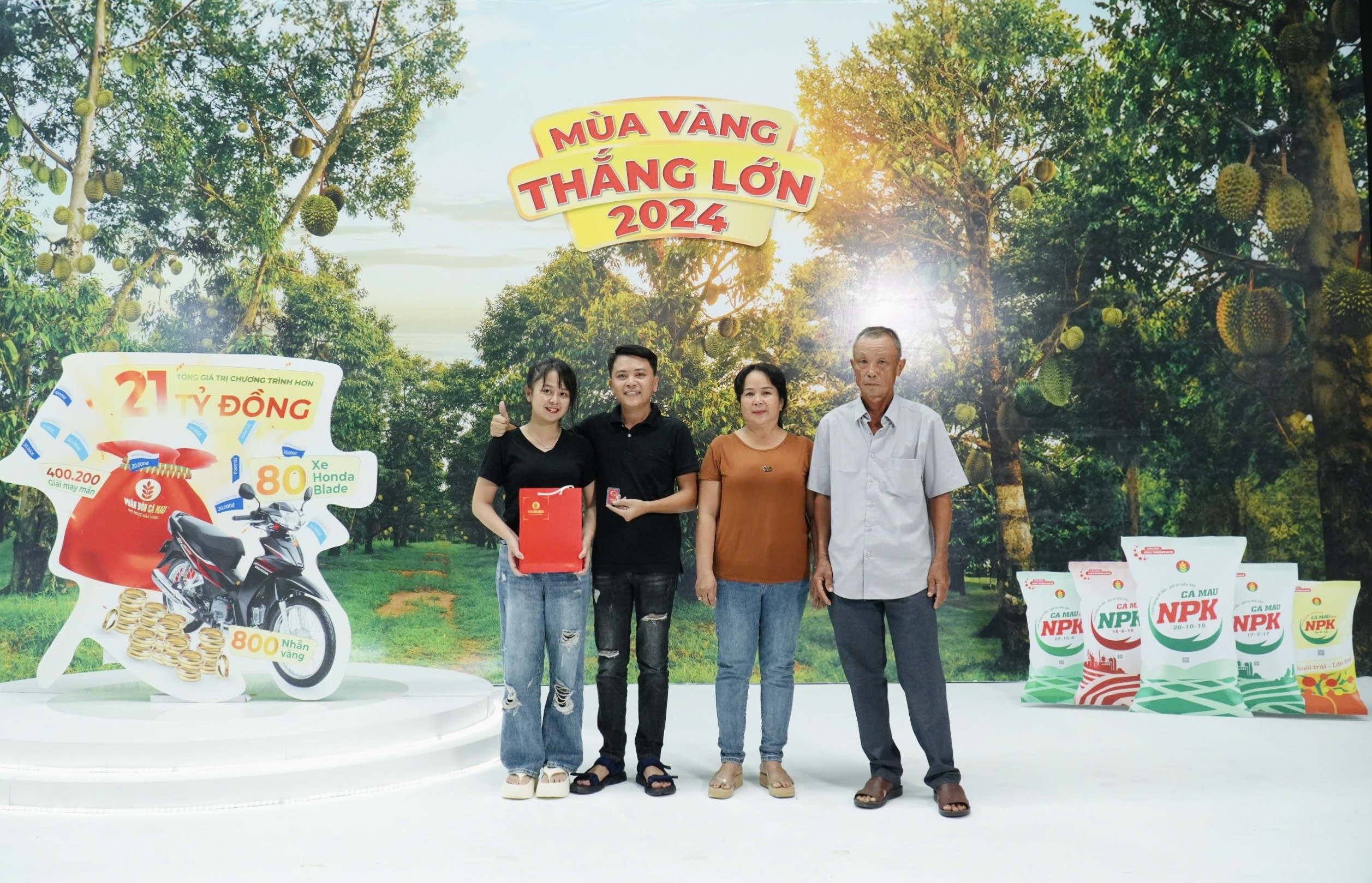 Anh Trịnh Thế Vinh cùng gia đình hân hoan trúng lớn trong buổi ghi hình Livestream Quay số may mắn đợt 6.