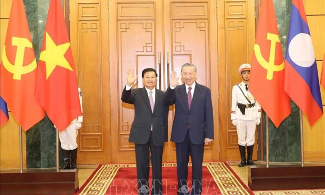 Tổng Bí thư, Chủ tịch nước Tô Lâm và Tổng Bí thư, Chủ tịch nước Lào Thongloun Sisoulith chụp ảnh chung trước khi hội đàm - Ảnh: TTXVN