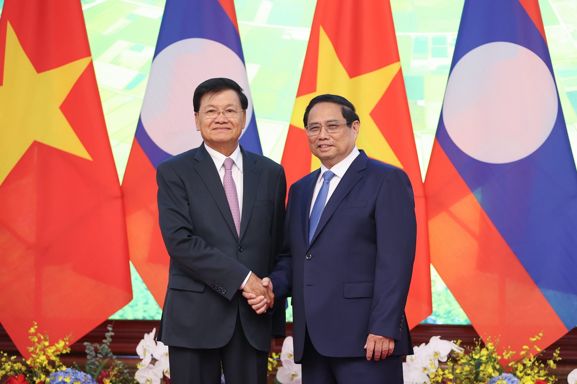 Thủ tướng Phạm Minh Chính và Tổng Bí thư, Chủ tịch nước Thongloun Sisoulith bày tỏ vui mừng về quan hệ hai nước không ngừng được củng cố, ngày càng đi vào chiều sâu và hiệu quả. Ảnh: VGP.