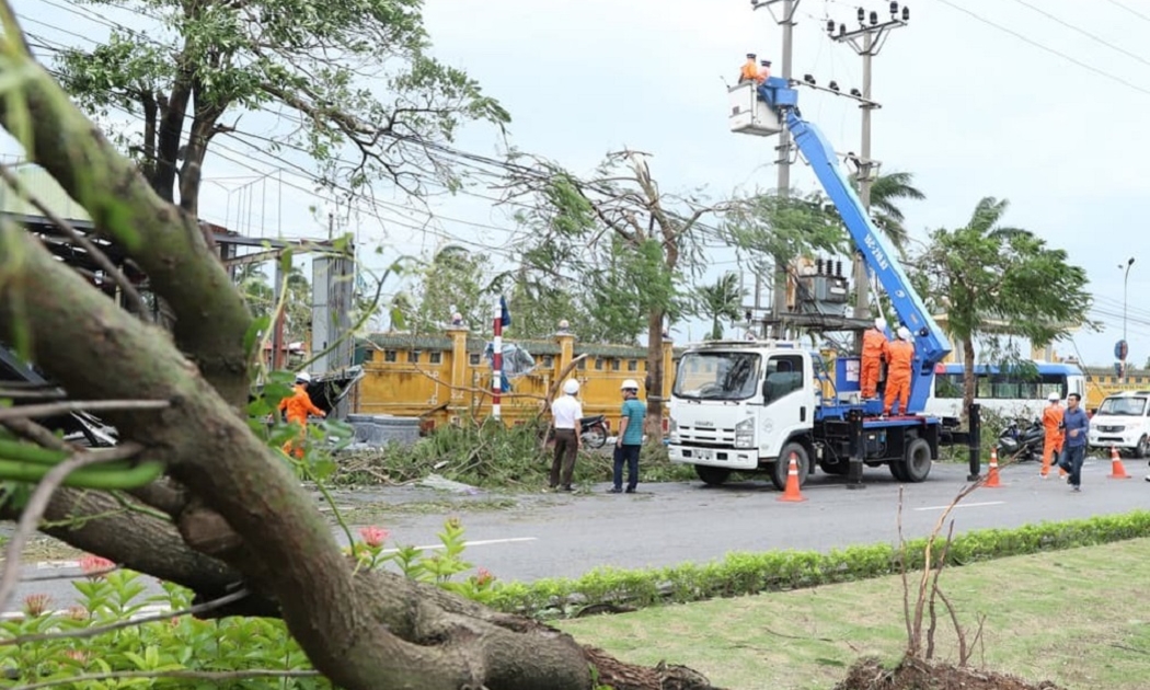 Ngành điện nỗ lực khắc phục sự cố lưới điện bị ảnh hưởng nặng nề bởi cơn bão số 3. 