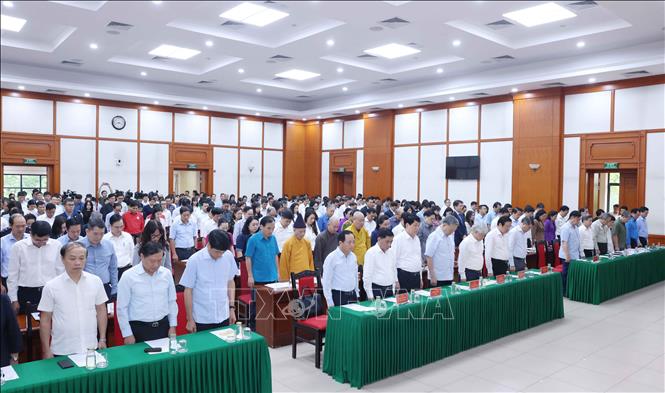 Đại biểu dự Lễ phát động dành một phút mặc niệm các nạn nhân tử nạn trong cơn bão số 3. Ảnh: TTXVN.