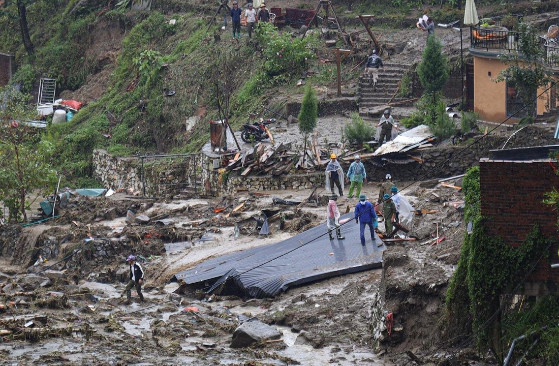 Mưa lũ t&agrave;n ph&aacute; miền Bắc.