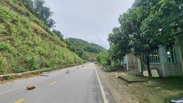 Cơ quan chức năng đ&atilde; căng d&acirc;y, đặt biển cảnh b&aacute;o cho c&aacute;c phương tiện khi lưu th&ocirc;ng qua đ&acirc;y.