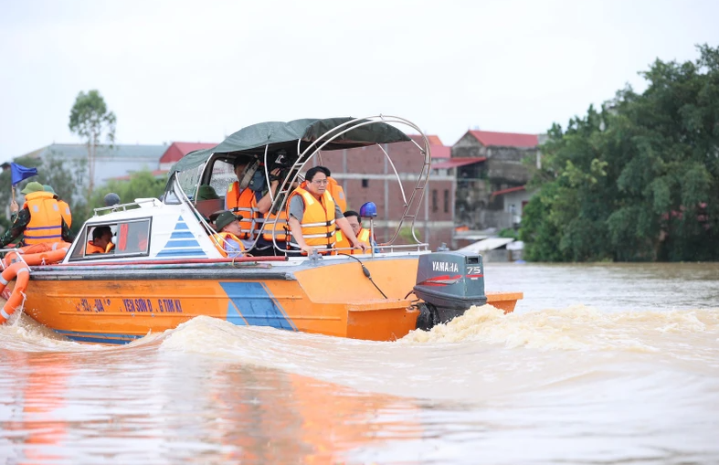Thủ tướng Phạm Minh Chính đi ca-nô trên sông Cầu thị sát tình hình lũ lụt trên địa bàn xã Tiên Sơn và Vân Hà thuộc huyện Việt Yên.