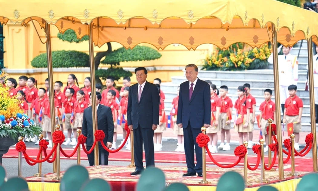 Tổng Bí thư, Chủ tịch nước Tô Lâm và Tổng Bí thư, Chủ tịch nước Lào Thongloun Sisoulith trên bục danh dự. - Ảnh: Báo Đảng Cộng sản