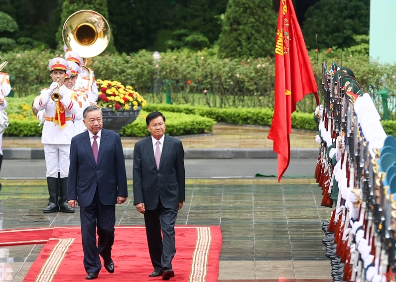Tổng Bí thư, Chủ tịch nước Tô Lâm và Tổng Bí thư, Chủ tịch nước Lào Thongloun Sisoulith duyệt Đội Danh dự Quân đội Nhân dân Việt Nam. Ảnh: Báo Đảng Cộng sản