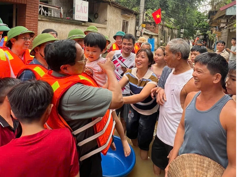 Thủ tướng Phạm Minh Chính với bà con nhân dân xã Vân Hà.