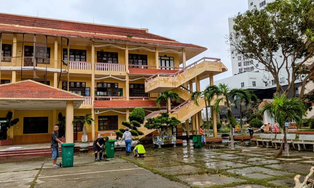 Các thầy cô giáo Trường THPT Lý Thánh Tông quận Đồ Sơn, Hải Phòng tích cực dọn dẹp, vệ sinh la trường lớp. Ảnh: Cổng thông tin điện tử TP Hải Phòng.