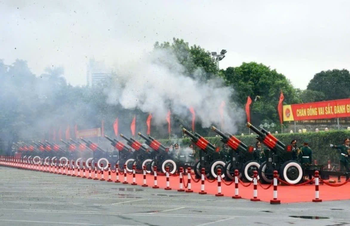 Loạt đại bác vang lên hùng tráng tại lễ đón. Ảnh: Báo Đảng Cộng sản.