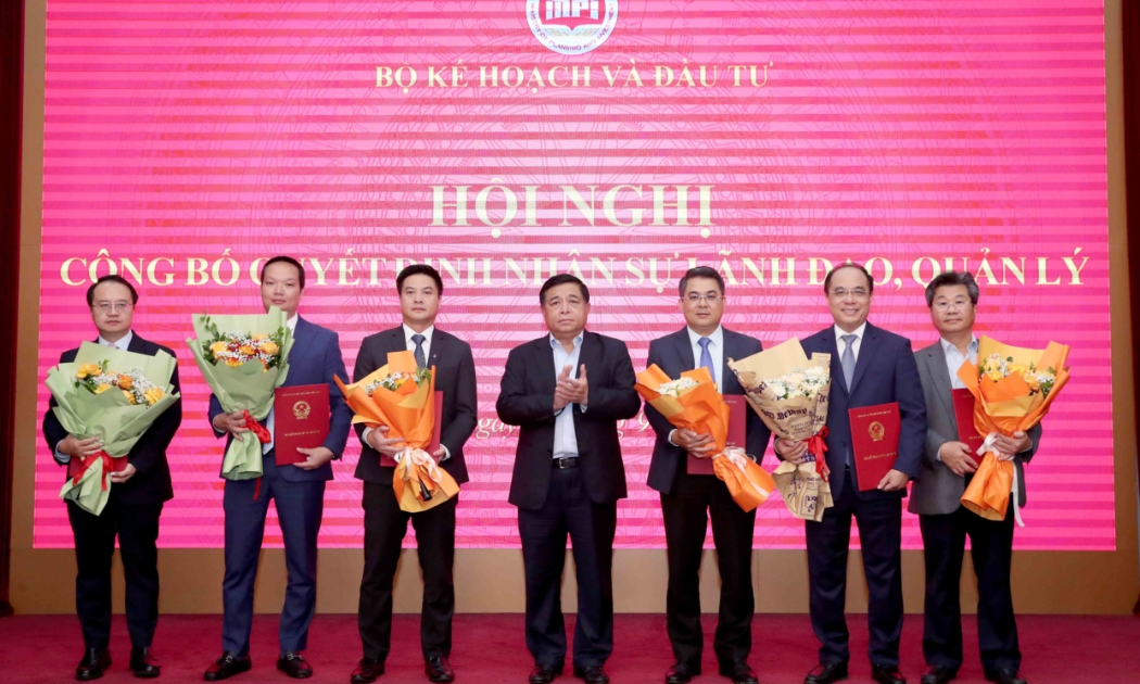 Bộ trưởng Bộ Kế hoạch và Đầu tư Nguyễn Chí Dũng trao quyết định cho một số cán bộ.