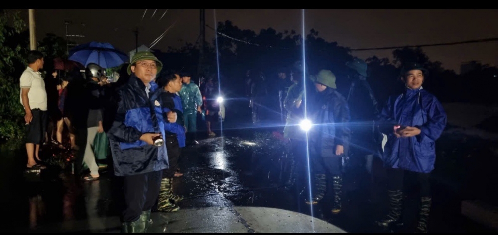 Bí thư Huyện uỷ Mê Linh Nguyễn Thanh Liêm chỉ đạo ứng phó với lũ lụt vào đêm 9/9.
