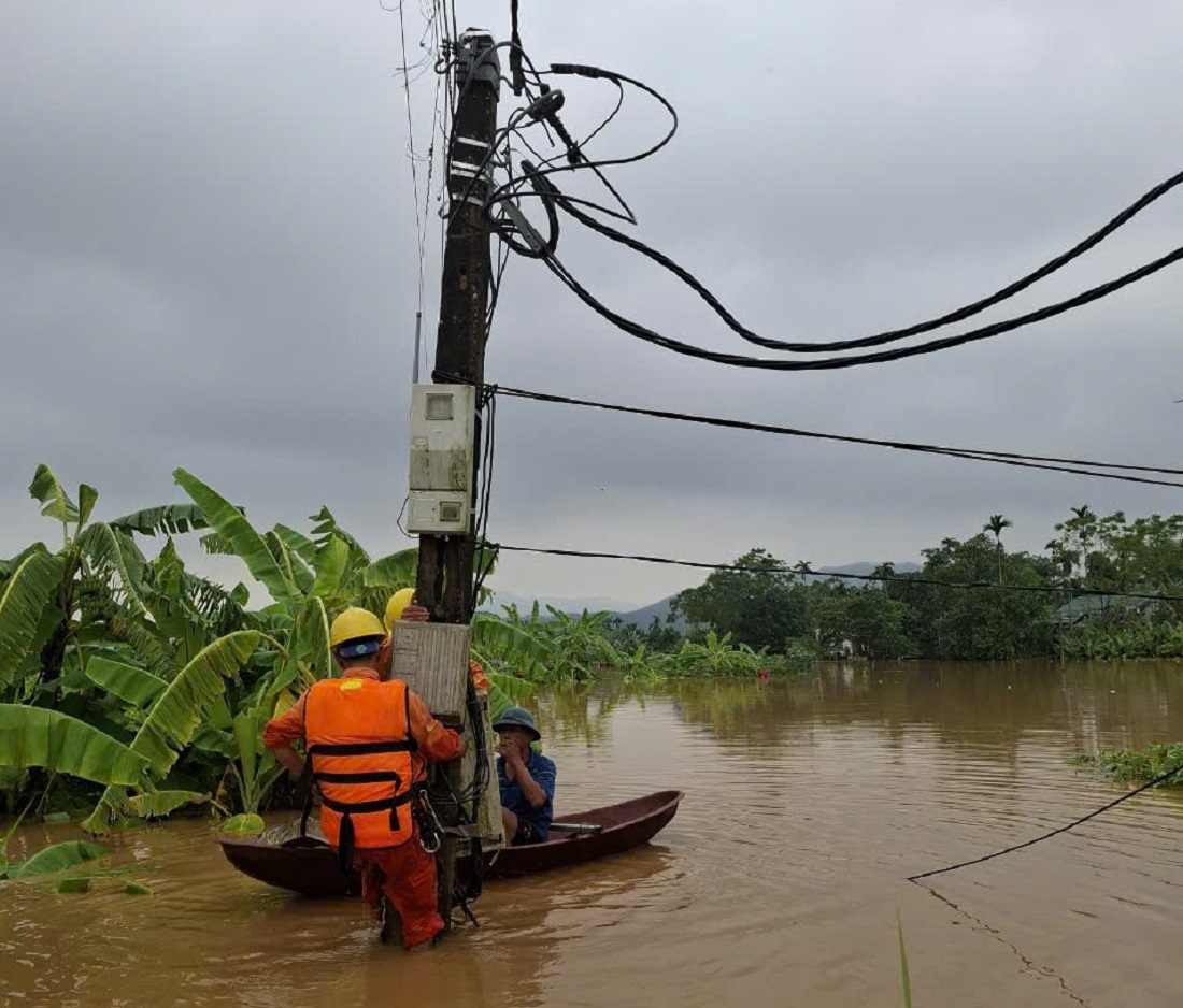 Mưa lớn li&ecirc;n tục đ&atilde; g&acirc;y ngập lụt khiến c&ocirc;ng t&aacute;c khắc phục sự cố lưới điện trung, hạ &aacute;p tại một số tỉnh gặp nhiều kh&oacute; khăn.