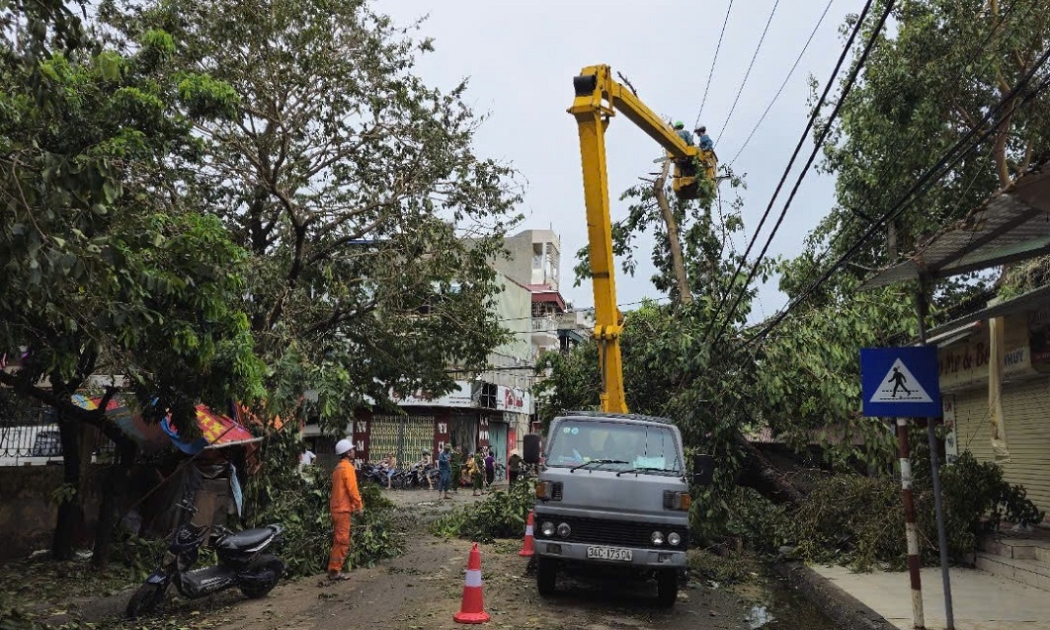 Các đơn vị của Điện lực tại miền Bắc tiếp tục khẩn trương khắc phục hậu quả thiên tai, khôi phục cung cấp điện trở lại cho các khách hàng bị ảnh hưởng do bão, lũ.