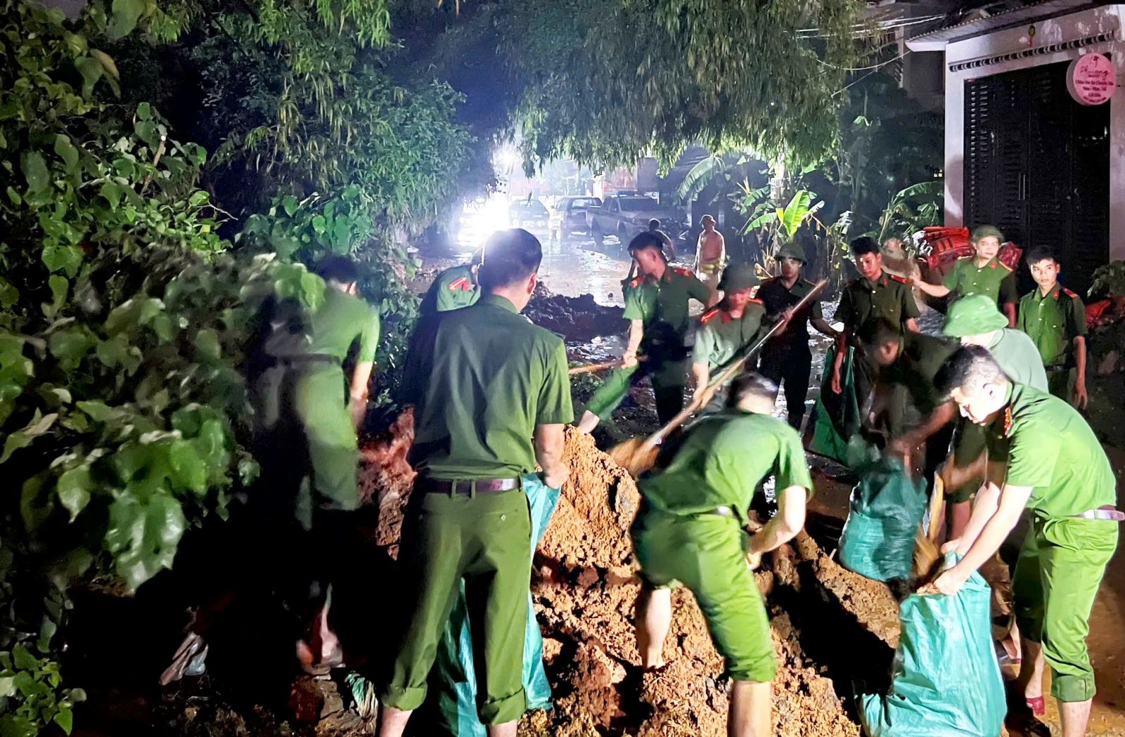 Lực lượng chức năng Ninh Bình gia cố  tuyến đê Mùa trong đêm