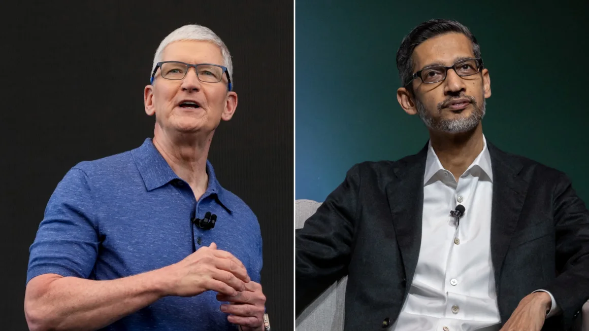 Giám đốc Điều hành Apple Tim Cook bên trái, CEO của Google và Alphabet Inc Sundar Pichai bên phải.